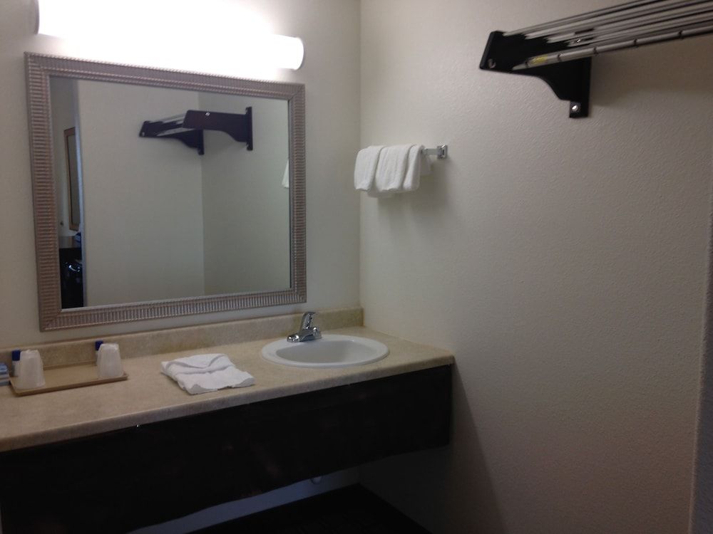 America Inn & Suites Deluxe Double Room 3