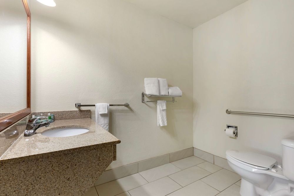 Best Western Caprock Inn Standard Room, 2 Queen Beds, Accessible, Bathtub 4
