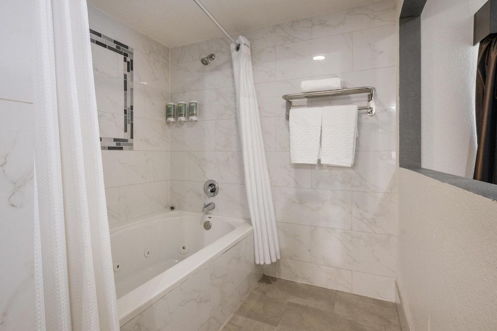 Best Western Pahrump Oasis Standard Room, 1 King Bed, Non Smoking, Kitchenette 3