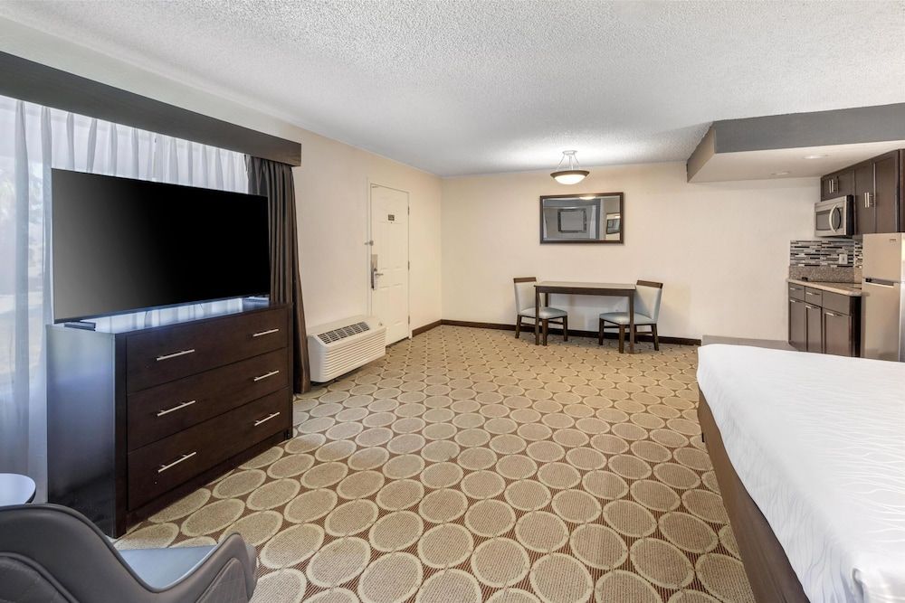 Best Western Pahrump Oasis Standard Room, 1 King Bed, Non Smoking, Kitchenette 4