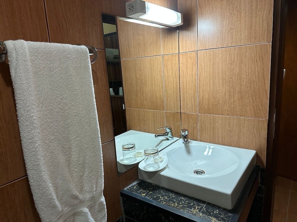 YaahoT Hotel Standard Room 11