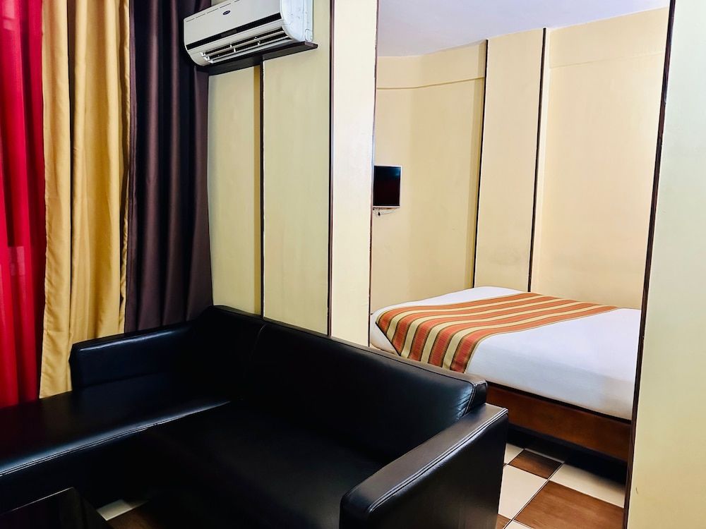 YaahoT Hotel Double Room, Refrigerator 10