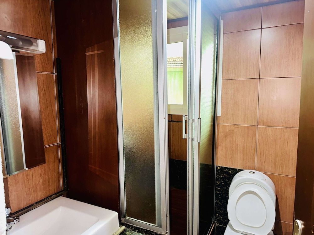 YaahoT Hotel Double Room, Refrigerator 6