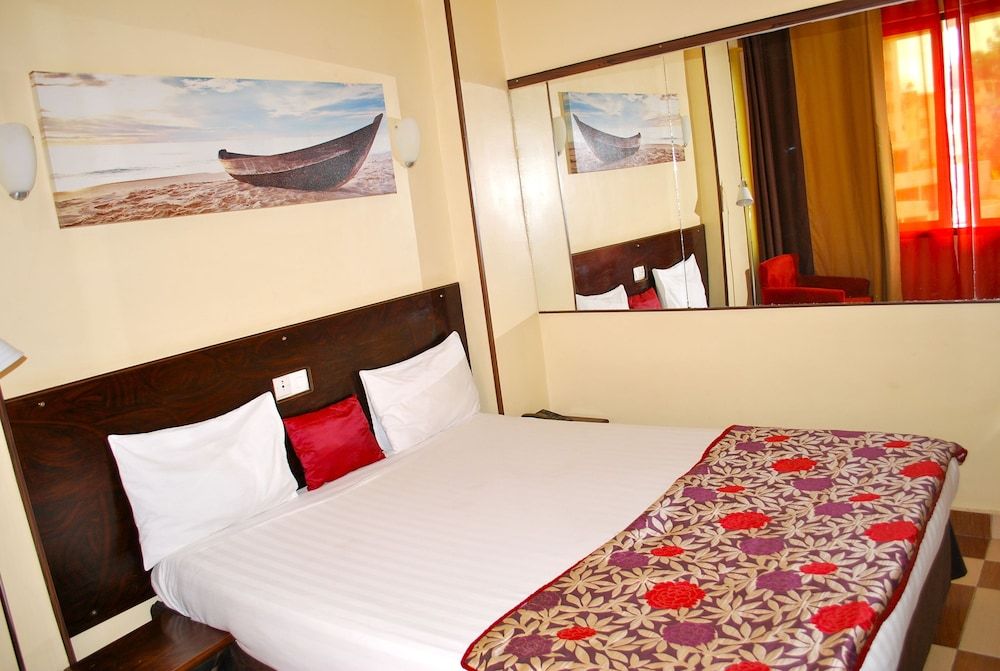 YaahoT Hotel Standard Room 9