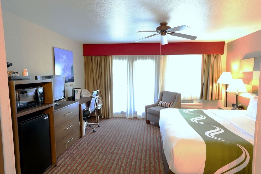 Standard Room, 1 King Bed, Non Smoking, Balcony