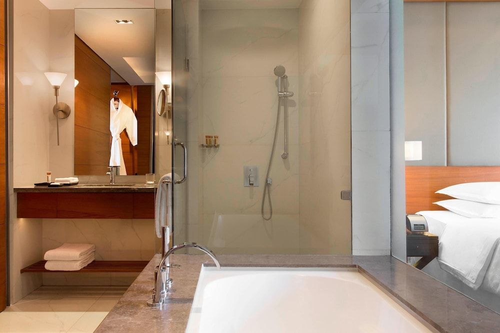 Sheraton Hyderabad Hotel Room, 2 Twin Beds 5