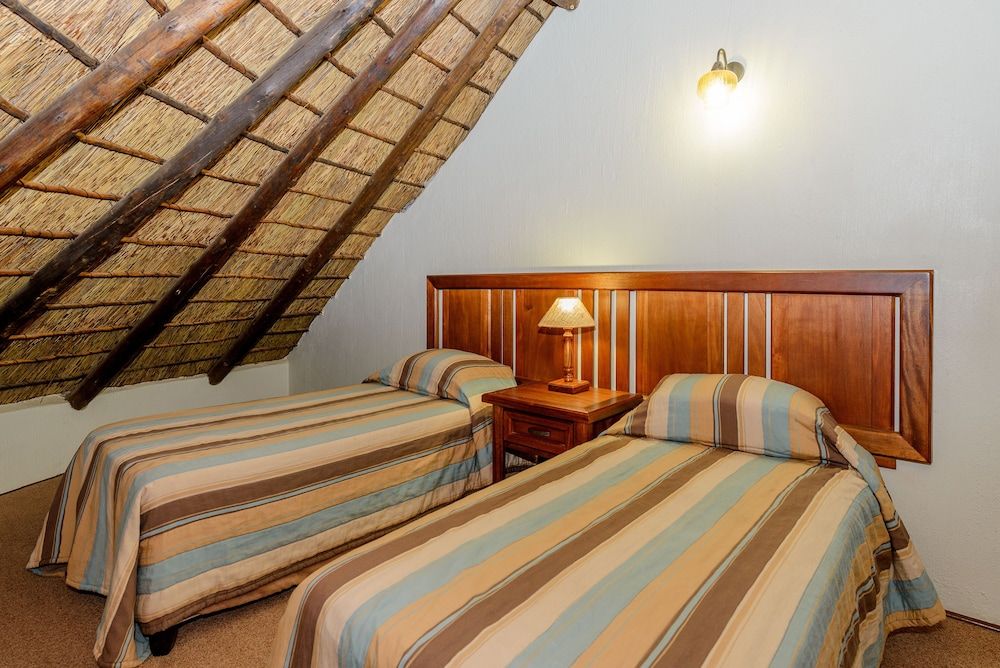 Dikhololo Four Bedroom Chalet with Patio 3