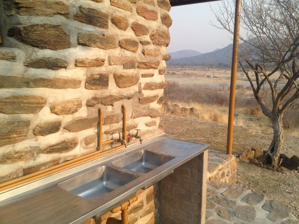 Düsternbrook Safari Guest Farm Chalet (Davidsdraai Chalet two) 4