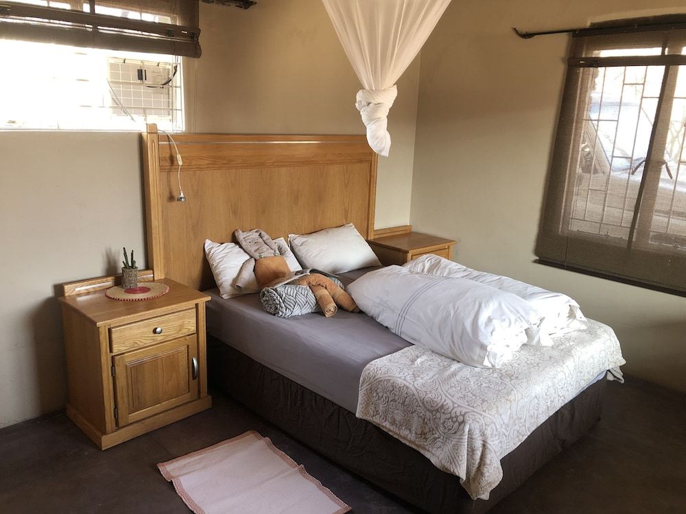 Düsternbrook Safari Guest Farm Chalet (Davidsdraai Chalet two) 2