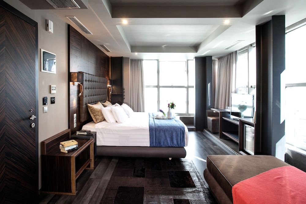 Diamond Suites Suite, Jetted Tub, City View (Emerald) 2