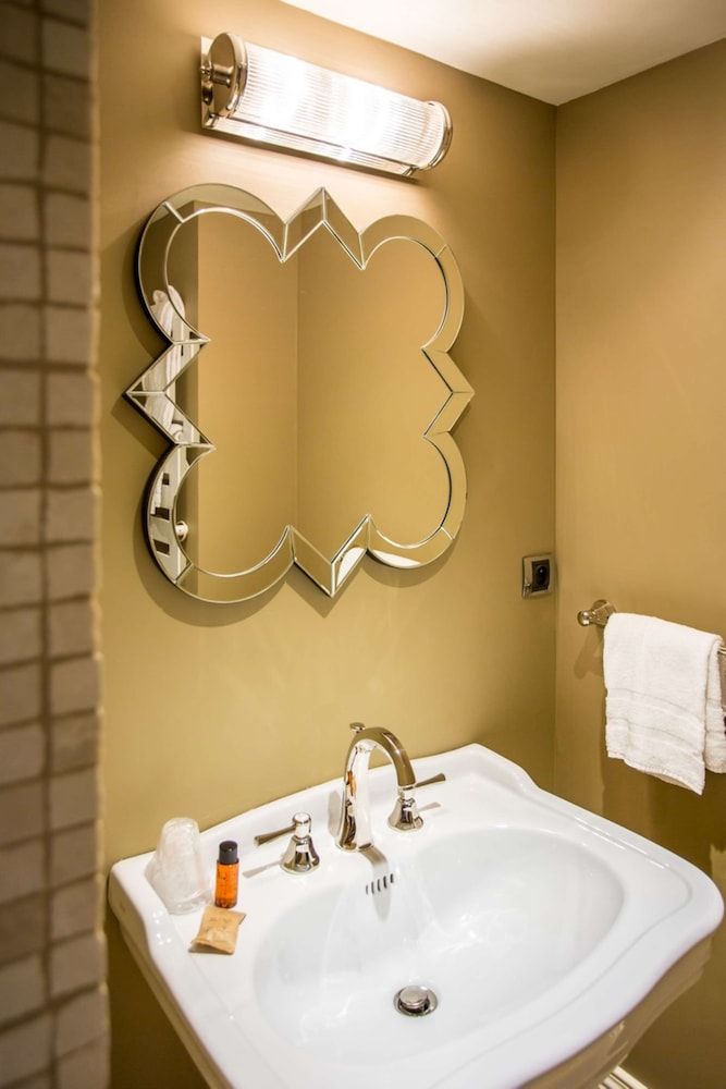 Hotel Vendome, BW Signature Collection Comfort Room, 1 King Bed, Non Smoking 2