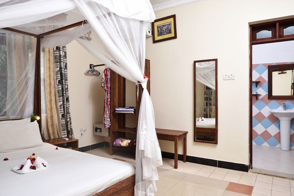 Mnarani Beach Cottages Budget Double or Twin in Sharing Apartment 2