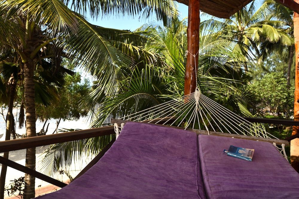 Mnarani Beach Cottages Large Deluxe Room Seaview 5