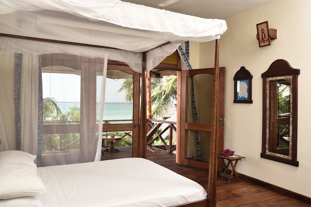 Mnarani Beach Cottages Large Deluxe Room Seaview 3