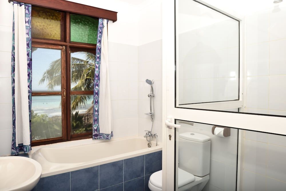 Mnarani Beach Cottages Large Deluxe Room Seaview 7