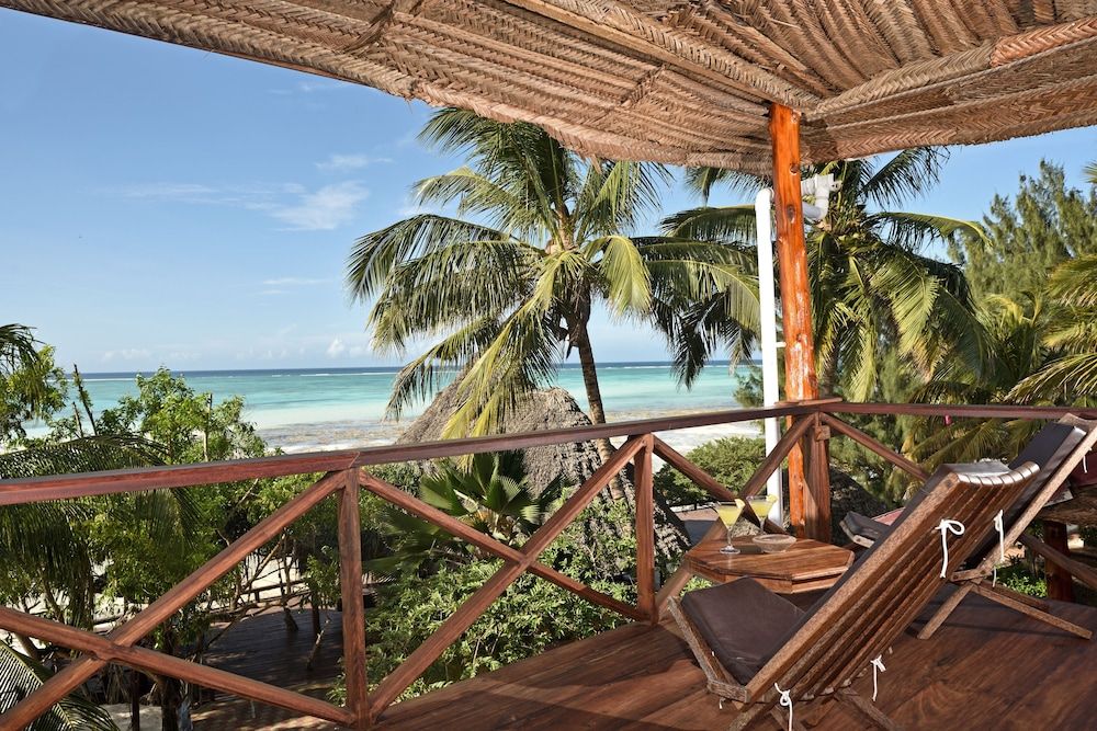 Mnarani Beach Cottages Large Deluxe Room Seaview 6