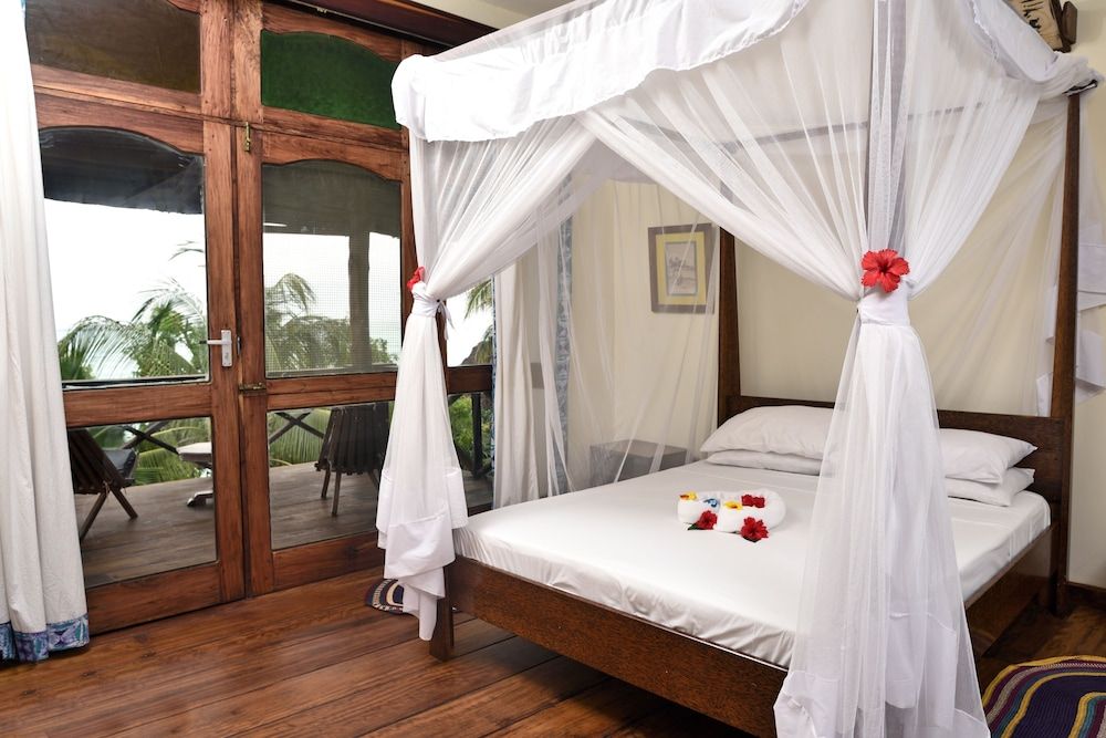 Mnarani Beach Cottages Large Deluxe Room Seaview 2