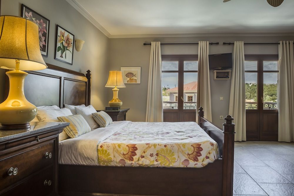 Superior Suite (Partial Harbor View no 102)