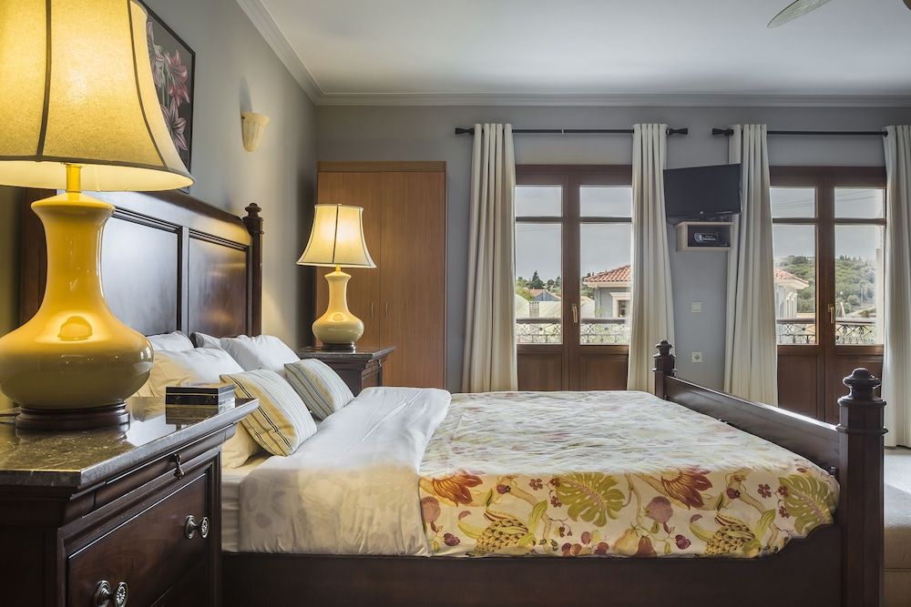 Superior Suite (Partial Harbor View, no 103)