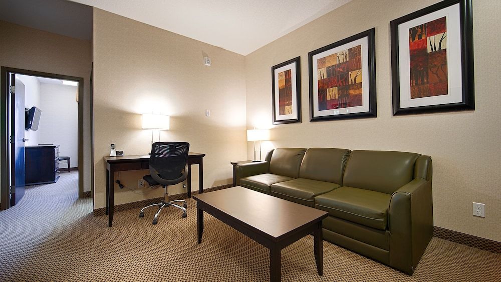 Best Western Wainwright Inn & Suites Suite, 1 Queen Bed, Non Smoking, Refrigerator & Microwave (Shower Only;with Sofabed) 4