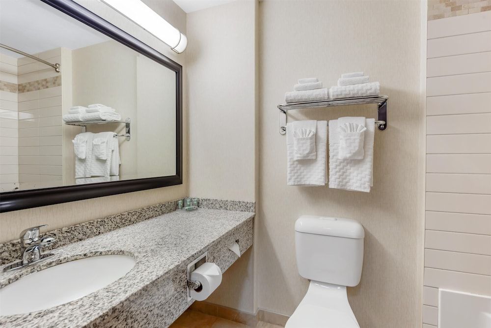 Best Western Wainwright Inn & Suites Standard Room, 2 Queen Beds, Non Smoking, Refrigerator & Microwave (Shower Only) 4