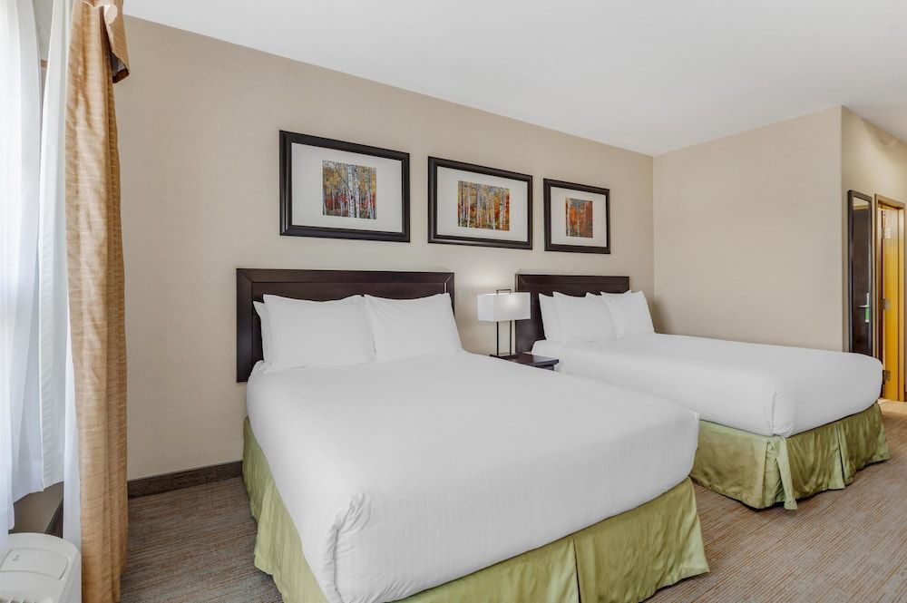 Best Western Wainwright Inn & Suites Standard Room, 2 Queen Beds, Non Smoking, Refrigerator & Microwave (Shower Only) 2