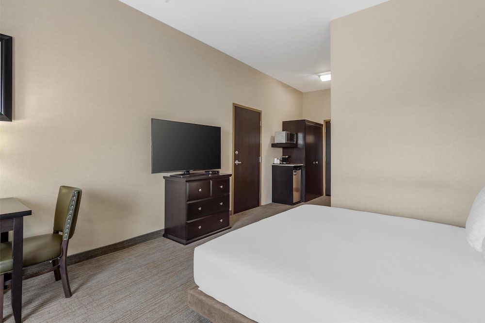 Best Western Wainwright Inn & Suites Standard Room, 1 King Bed, Accessible, Refrigerator & Microwave 2
