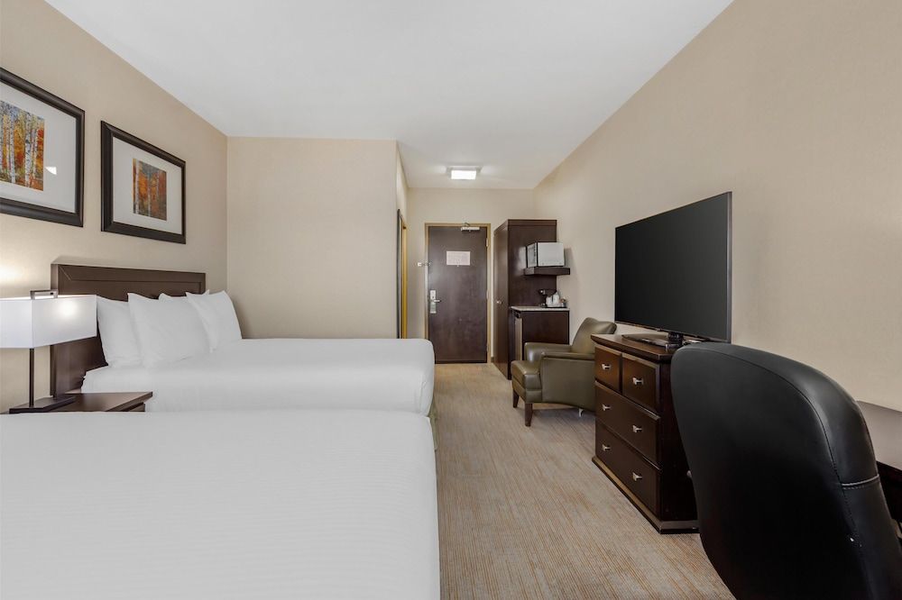 Best Western Wainwright Inn & Suites Standard Room, 2 Queen Beds, Non Smoking, Refrigerator & Microwave (Shower Only) 3
