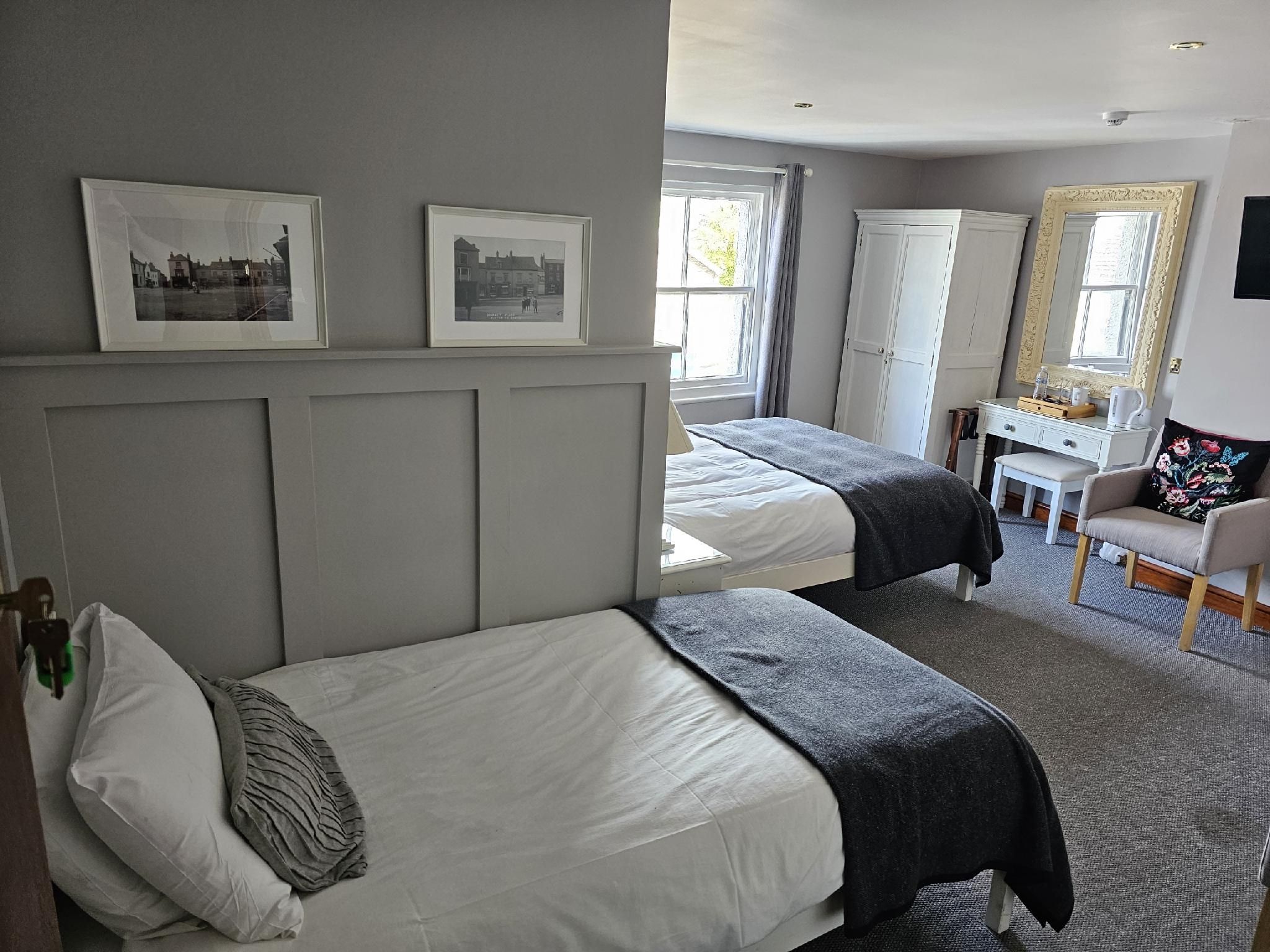 The George Family room-Ensuite with Shower