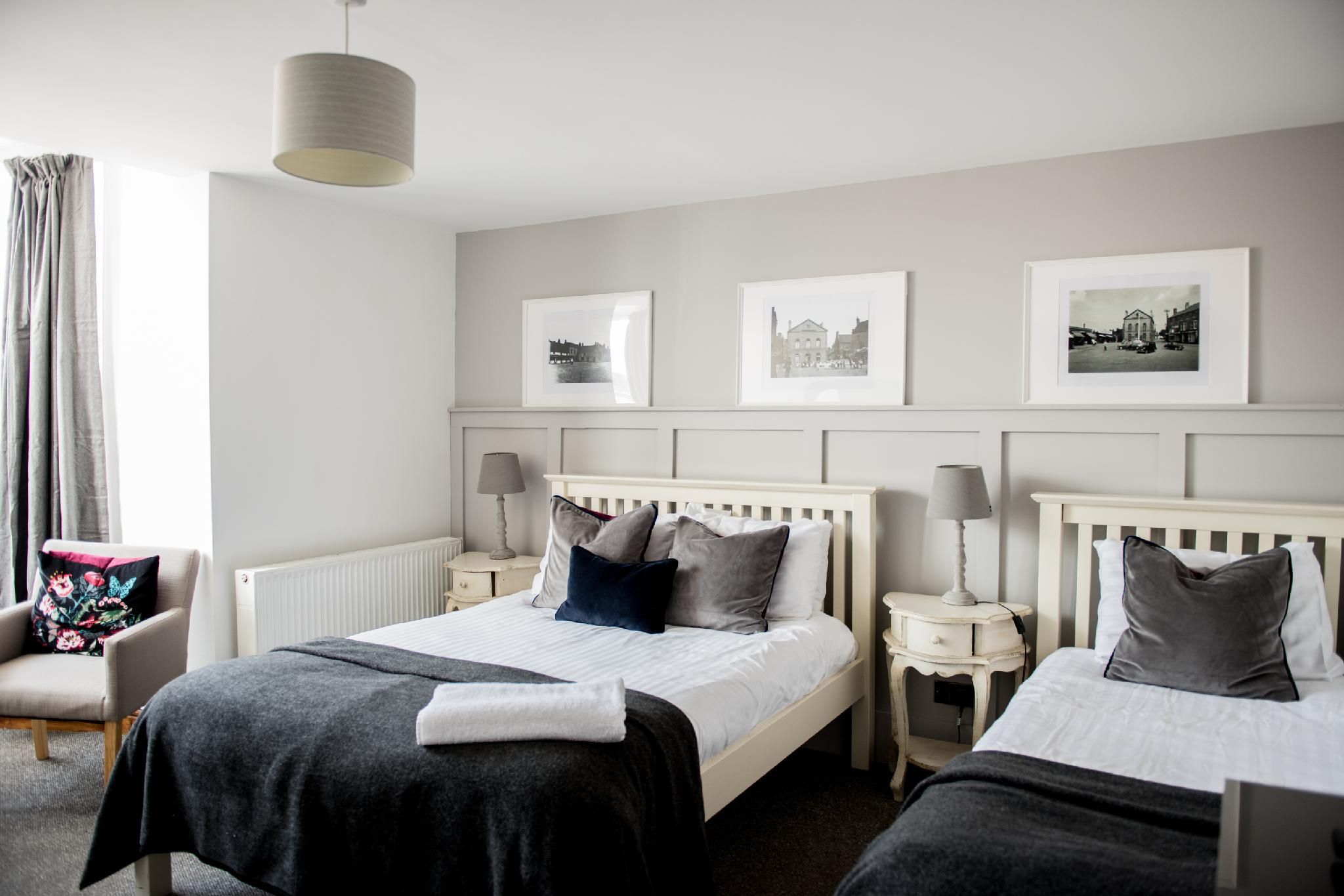 The George Family room-Ensuite with Shower 2