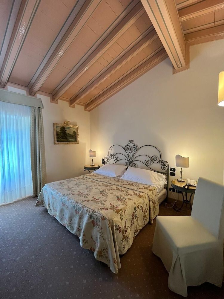 Classic Double or Twin Room (SMALL)
