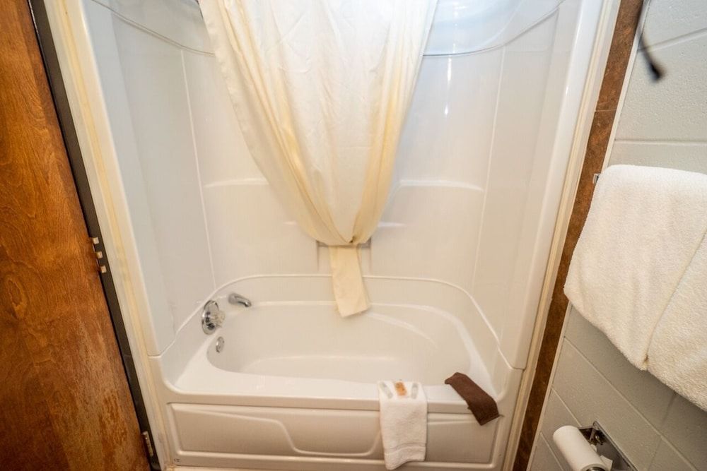 Vegreville Garden Inn Classic Single Room, 1 Queen Bed 3