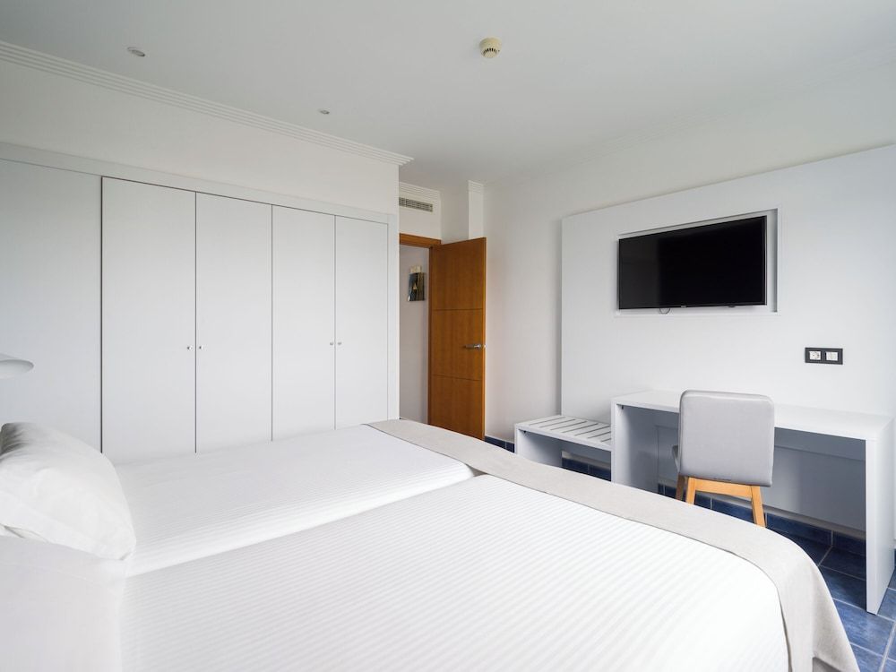 Family Room (2 adults and 1 child)