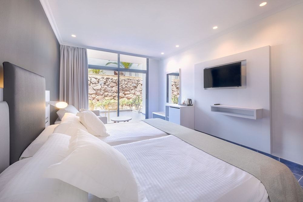 Double or Twin Room (2 adults and 1 child)