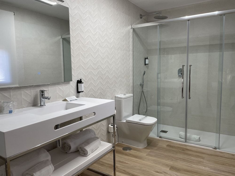 María Cristina Hotel Double Room, 1 King Bed 3