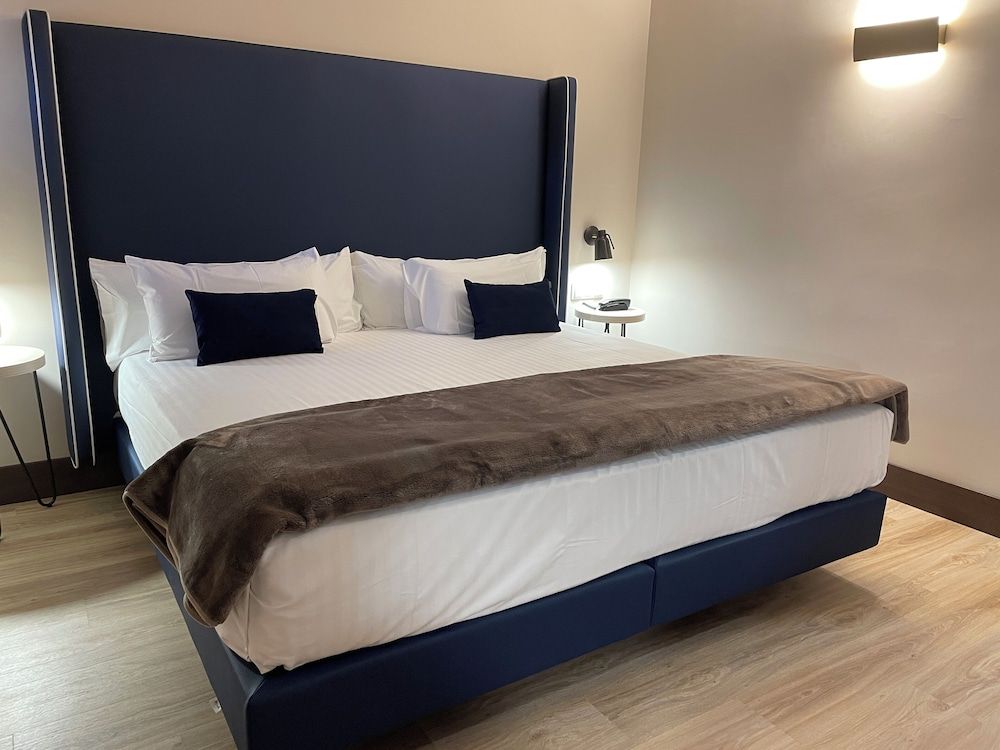 María Cristina Hotel Double Room, 1 King Bed 2