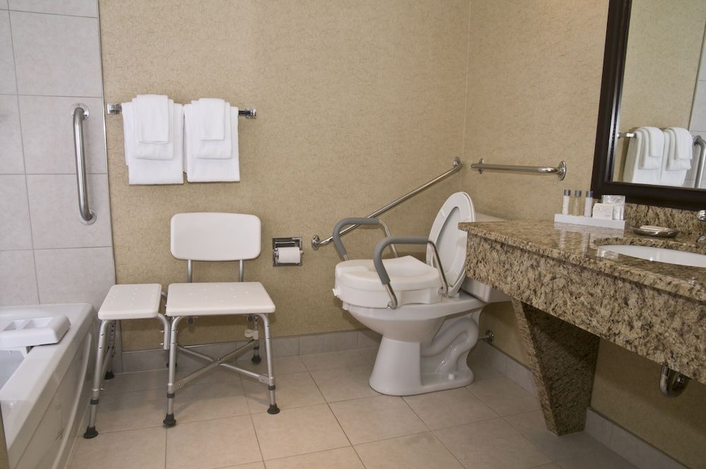 Best Western Plus Nor'wester Hotel & Conference Centre Standard Room, 1 Queen Bed, Accessible, Refrigerator 5