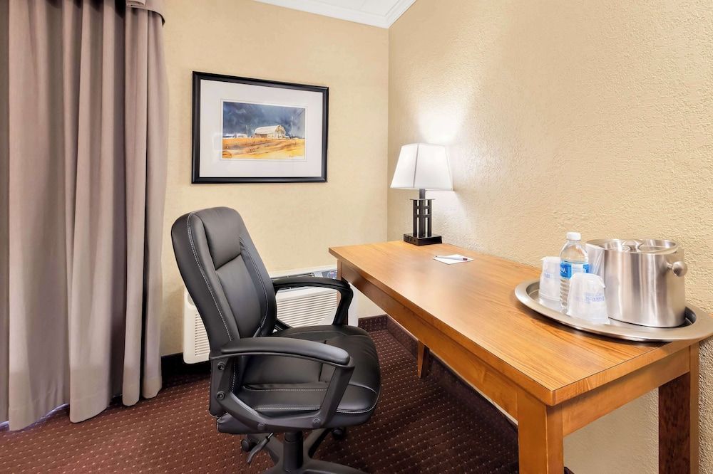 Best Western Plus Nor'wester Hotel & Conference Centre Standard Room, 1 Queen Bed, Accessible, Refrigerator 6