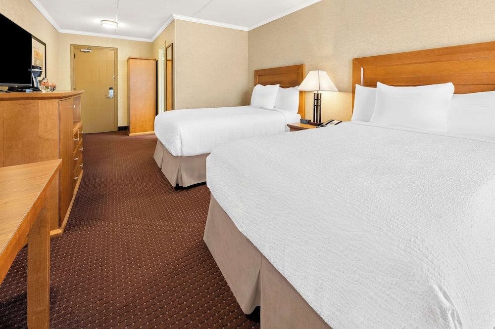 Best Western Plus Nor'wester Hotel & Conference Centre Standard Room, 2 Double Beds, Non Smoking, Refrigerator 2