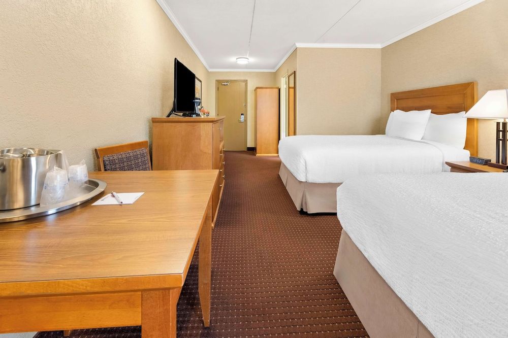 Best Western Plus Nor'wester Hotel & Conference Centre Standard Room, 2 Double Beds, Non Smoking, Refrigerator 3