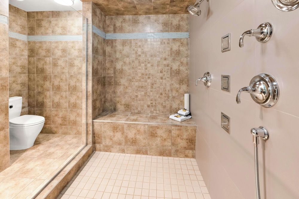 Best Western Plus Nor'wester Hotel & Conference Centre Suite, 1 King Bed, Non Smoking, Refrigerator & Microwave 5