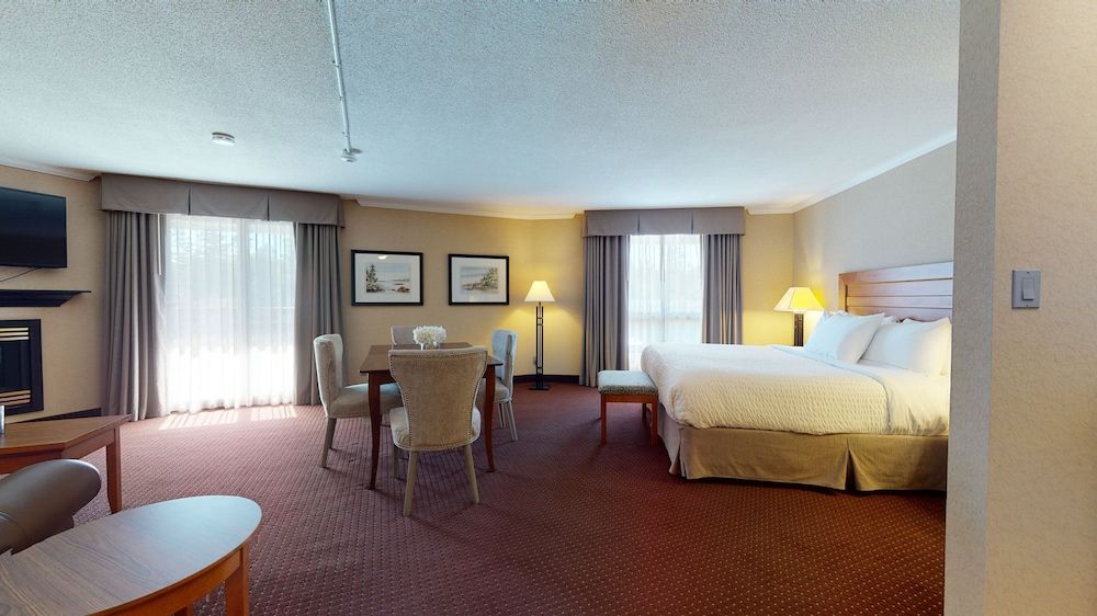 Best Western Plus Nor'wester Hotel & Conference Centre Suite, 1 King Bed, Non Smoking, Refrigerator & Microwave 2