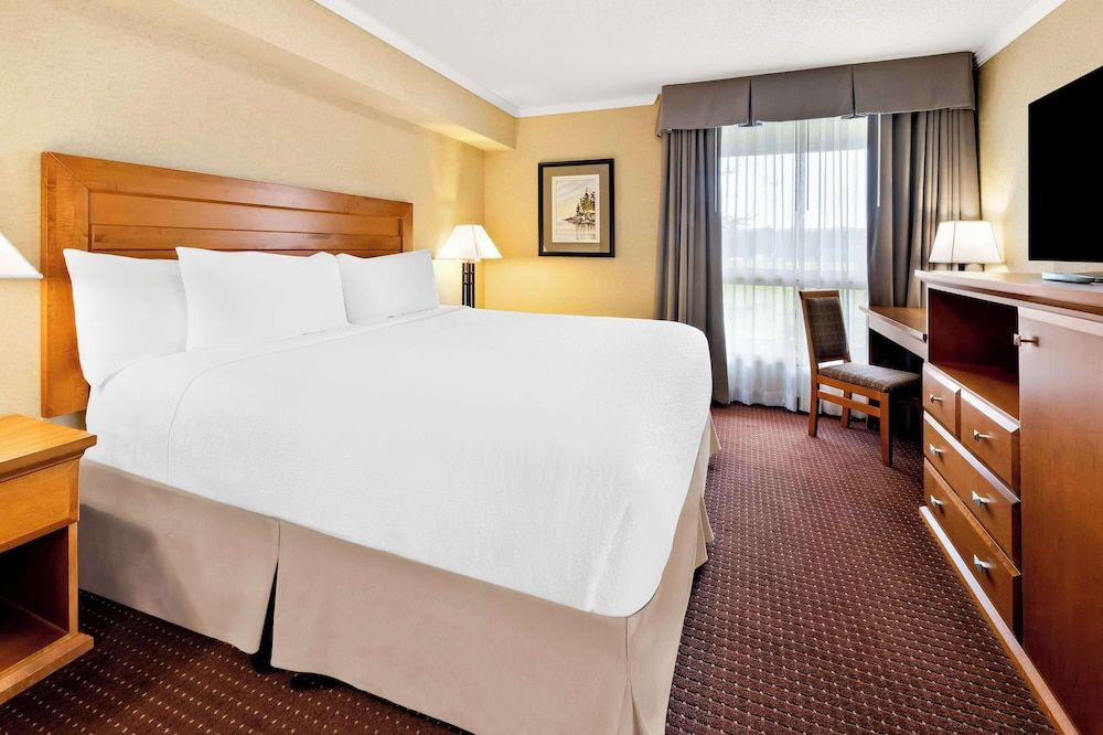 Suite, 1 King Bed, Non Smoking, Balcony