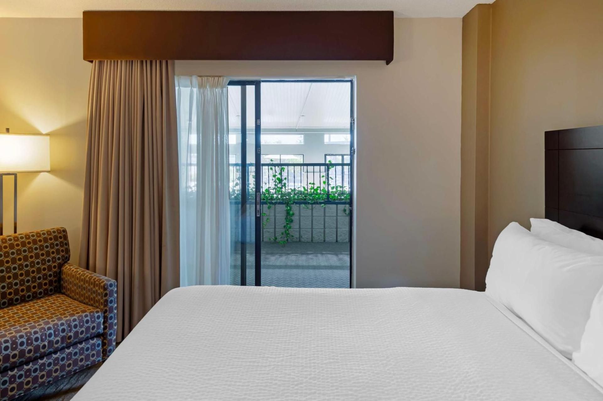 2 Queen Beds, Nonsmoking, Pool View