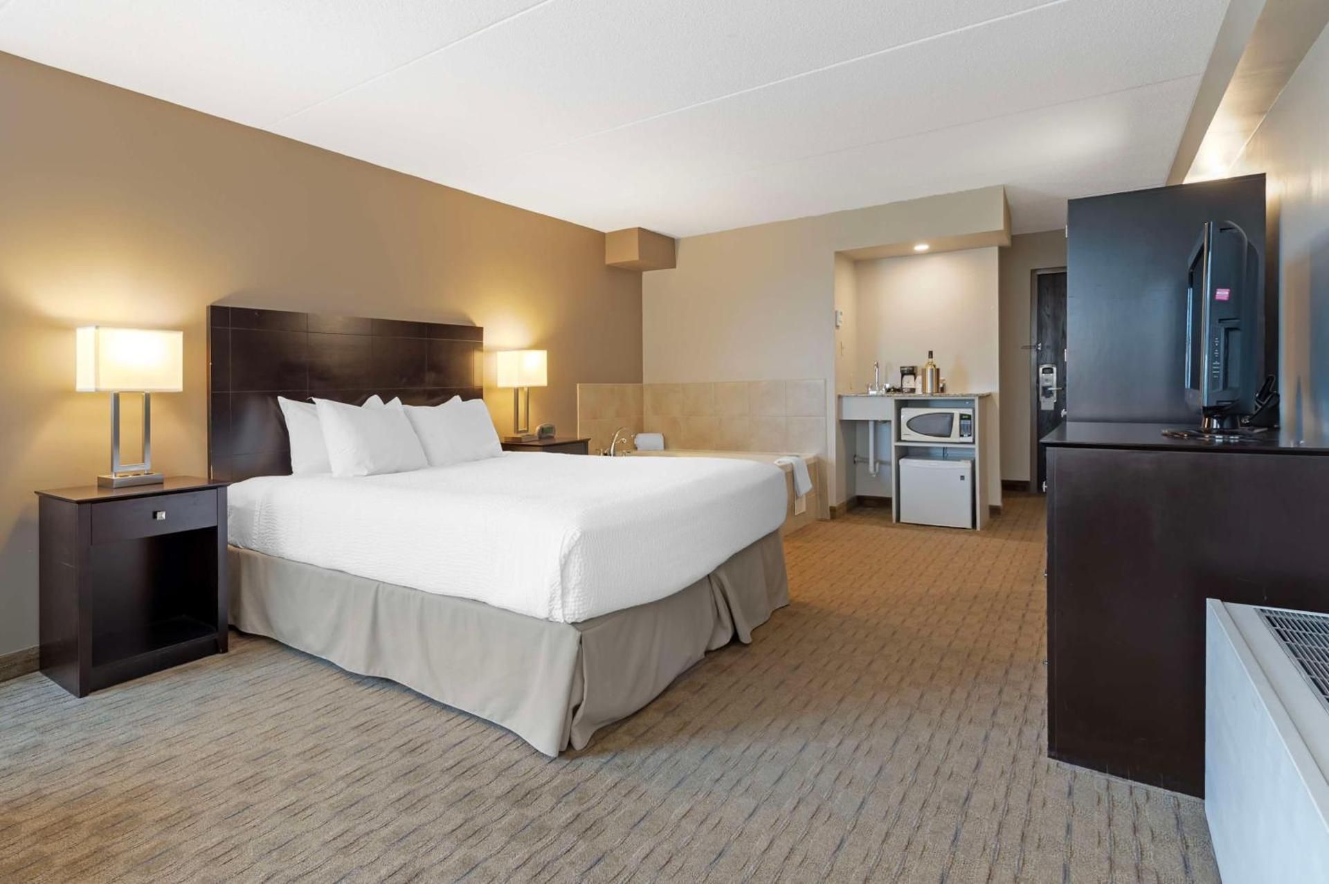 King Room with Sofa Bed and Jetted Tub - Pool View/Non-Smoking