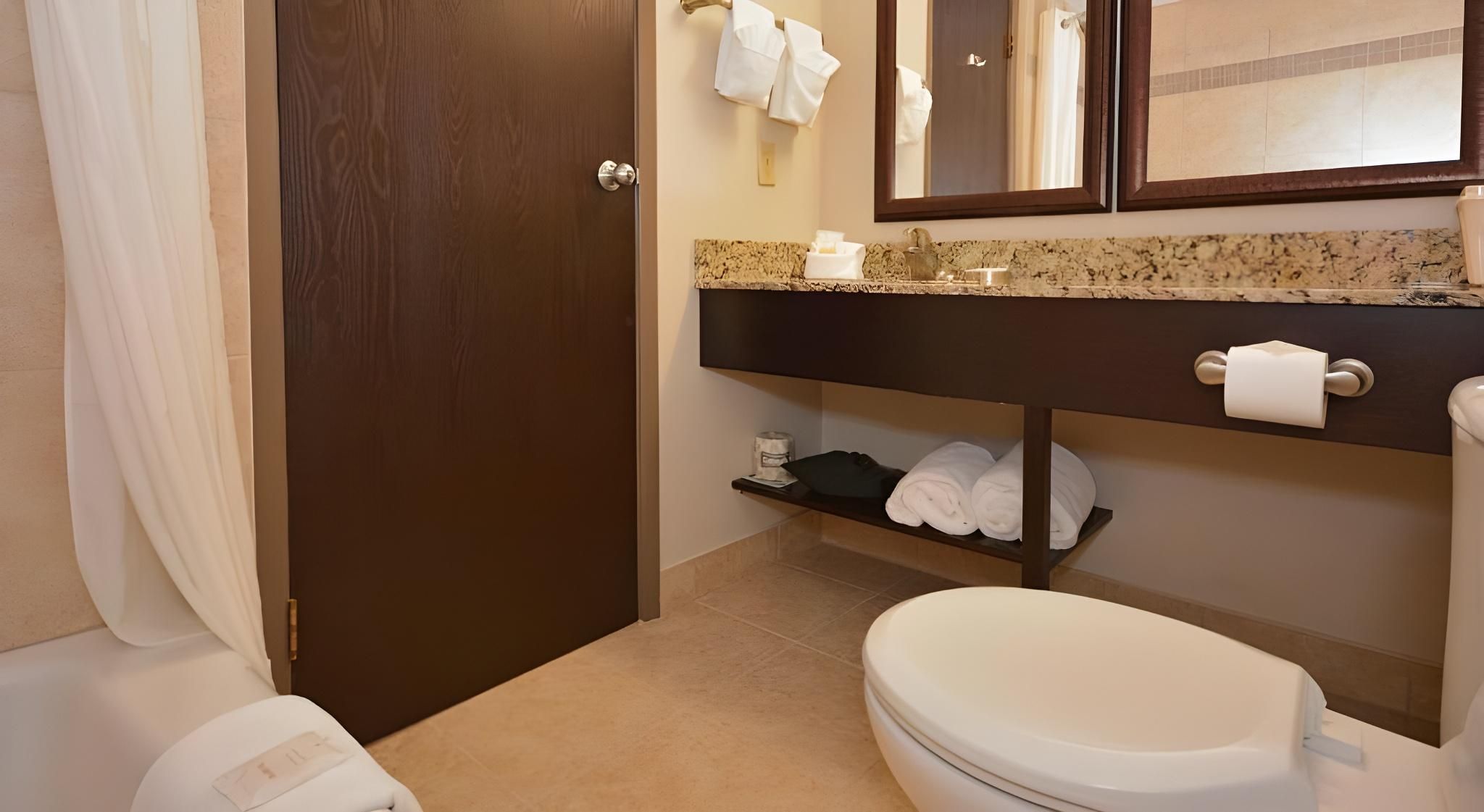 Best Western Pembroke Inn & Conference Centre 2 Queen Beds, Non-Smoking, Poolside, Flat Screen Television, High Speed Internet Access, Mini Fridge 3