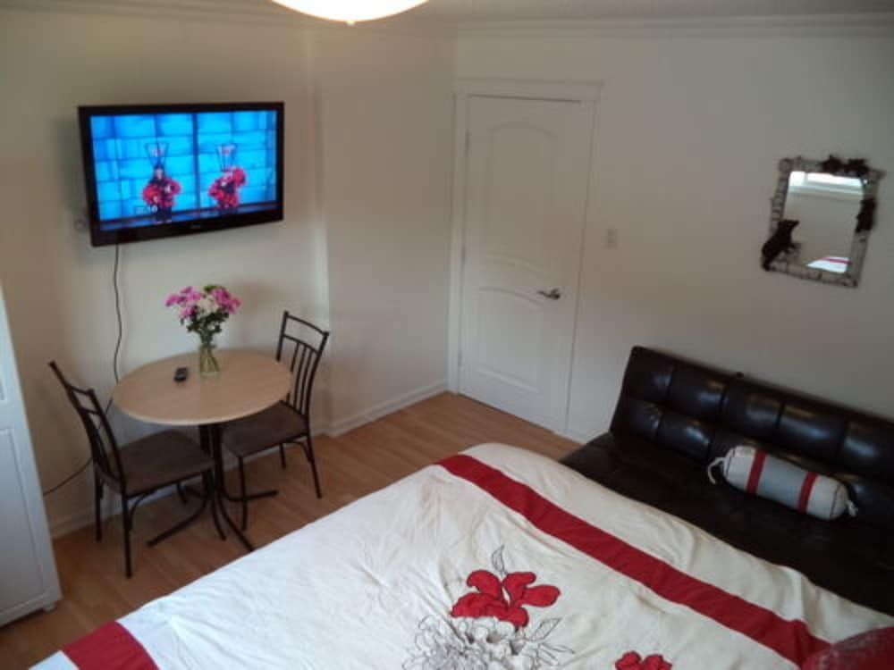 Room (Queen Room with Shared Bath)