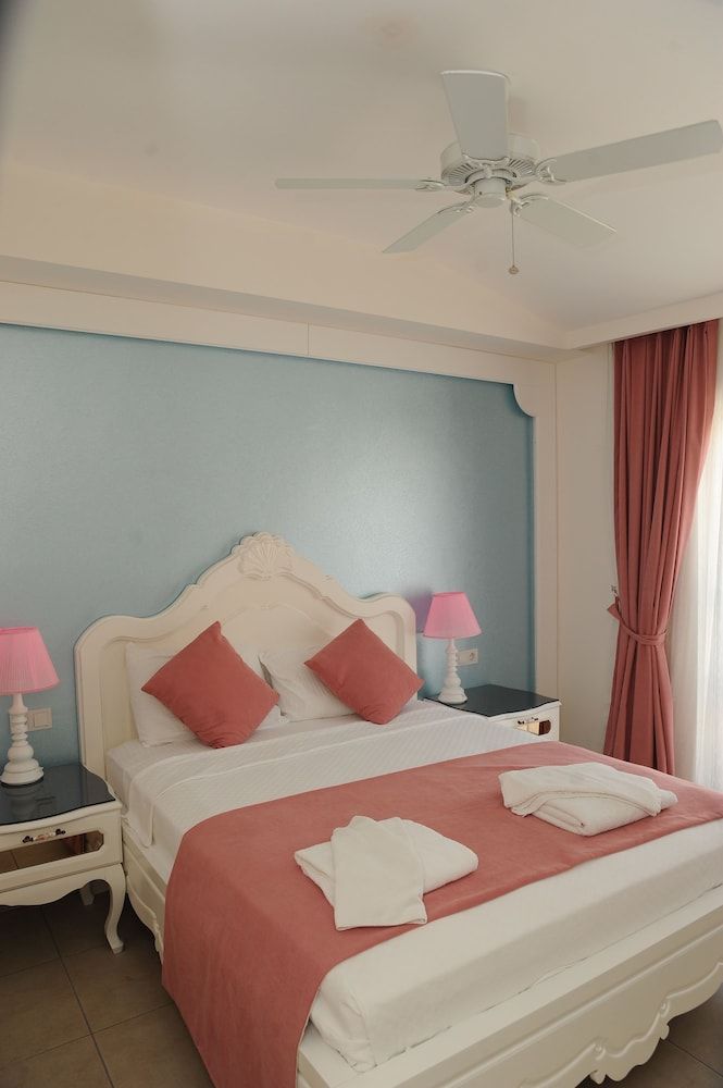 Montebello Deluxe Deluxe Standard Room 2