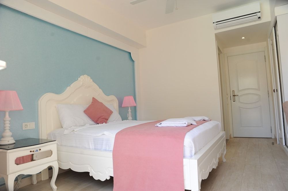 Montebello Deluxe Deluxe Standard Room 4