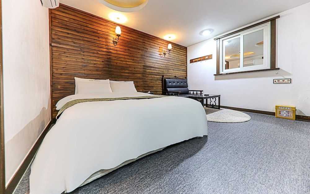 Business Hotel Deluxe Double Room 2